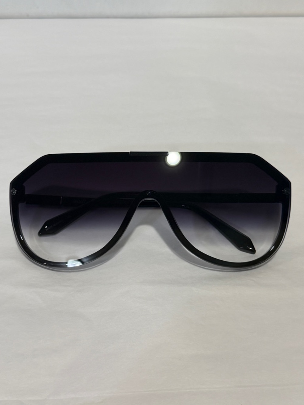 QUAY SHOWBIZ Shield Sunglasses